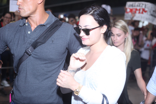 Nữ ca sĩ Demi Lovato xuất hiện giản dị ở sân bay chào fan Việt 4